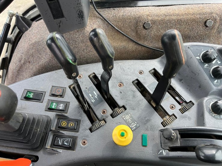 new-holland-8770-image-32