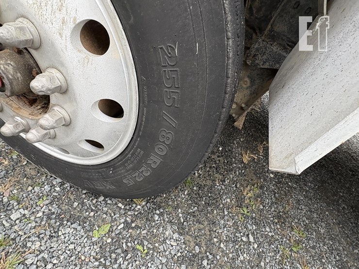 2015-peterbilt-567-image-11