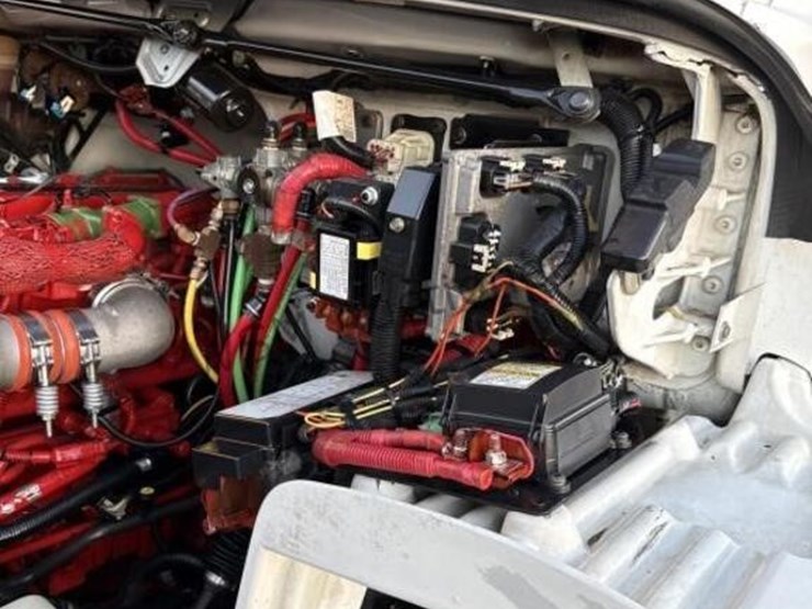 2012-freightliner-m2-106-image-45