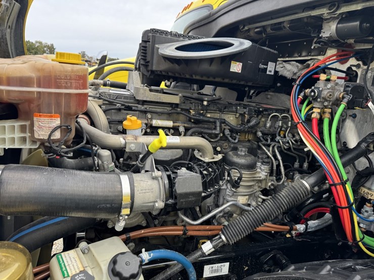 2018-freightliner-cascadia-126-image-9