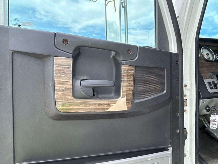 2015-freightliner-122sd-image-9