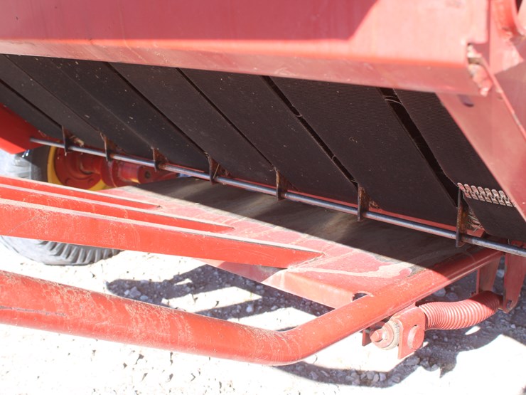 new-holland-br780-image-19