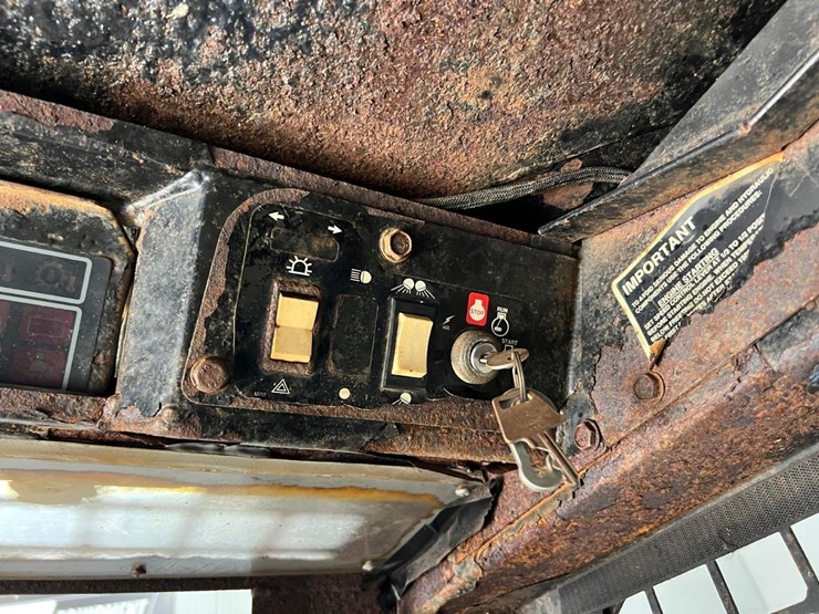 new-holland-lx885-image-21