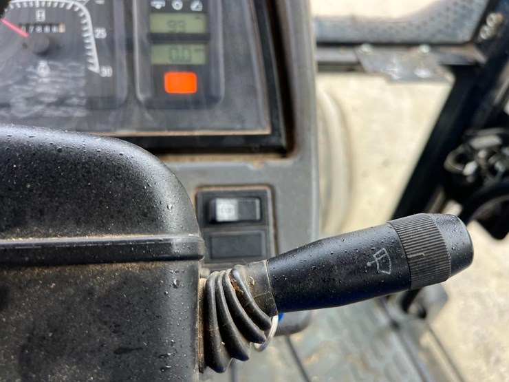 new-holland-tm150-image-28