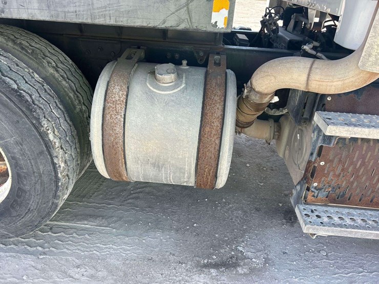 2011-freightliner-m2-112-tri-axle-dump-truck-image-17