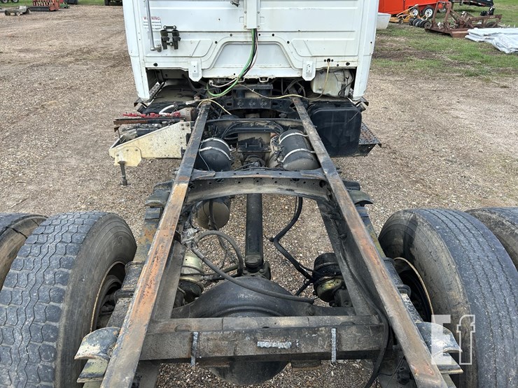 2004-freightliner-fl70-image-11