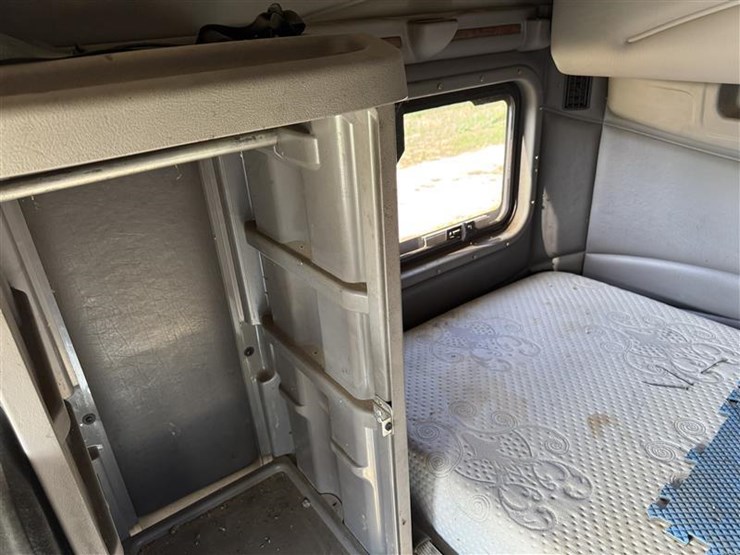 2005-peterbilt-387-image-30