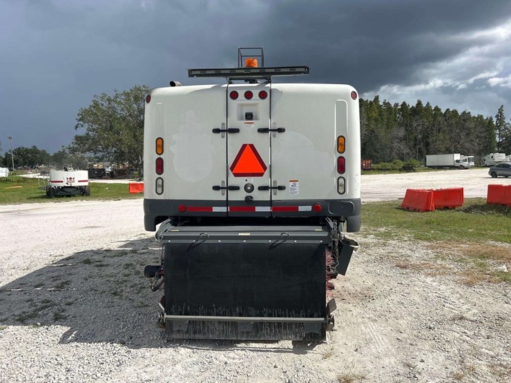 2020-freightliner-m2-106-elgin-eagle-series-4mf-street-sweeper-truck-image-32