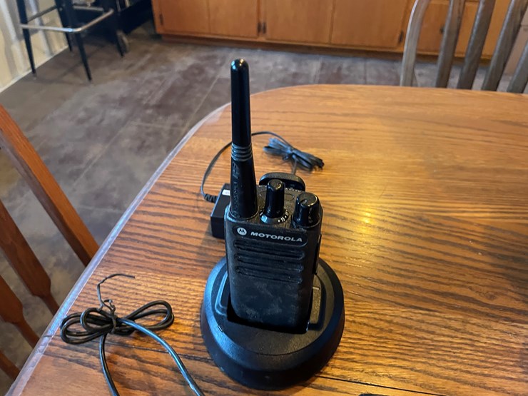 #1045-•-(2)-motorola-2-way-radios-image-6