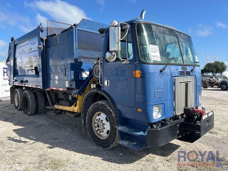 heil-28yd-side-loader-garbage-truck-image-2