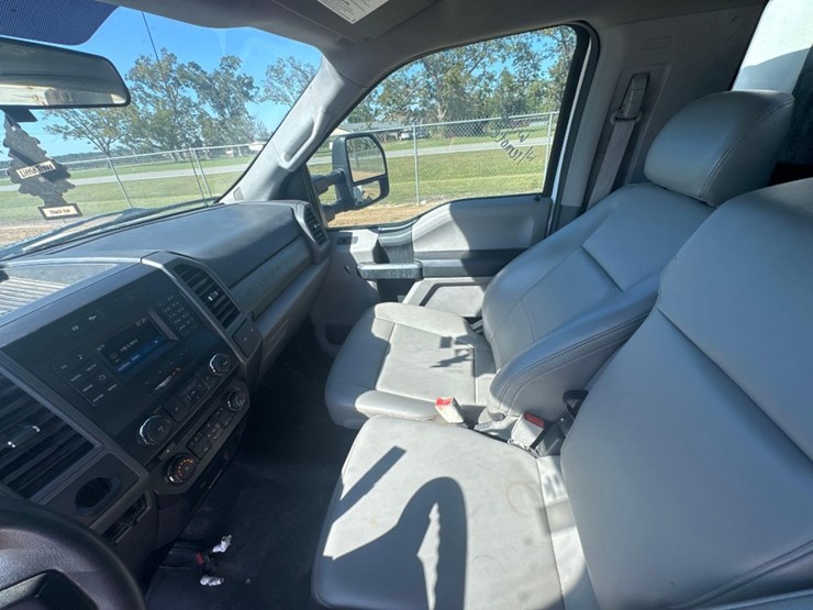 2017-ford-f550-xl-image-36