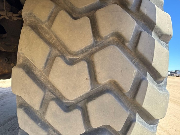 2007-caterpillar-725-image-8