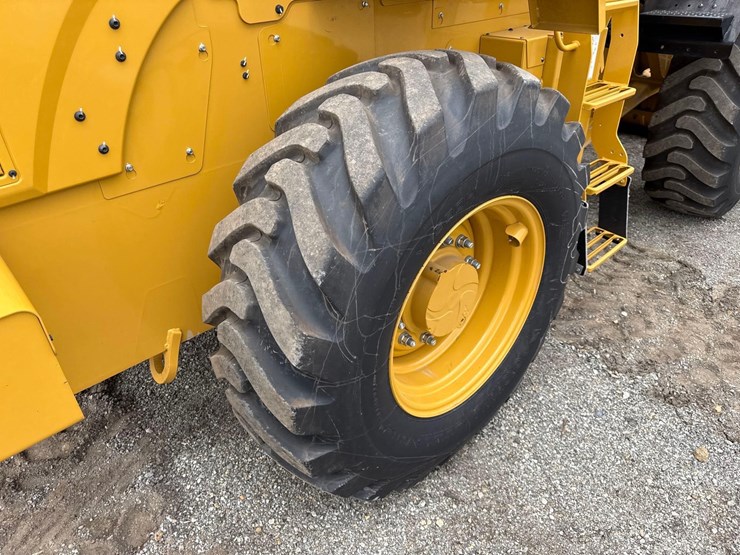 2023-caterpillar-910-image-18