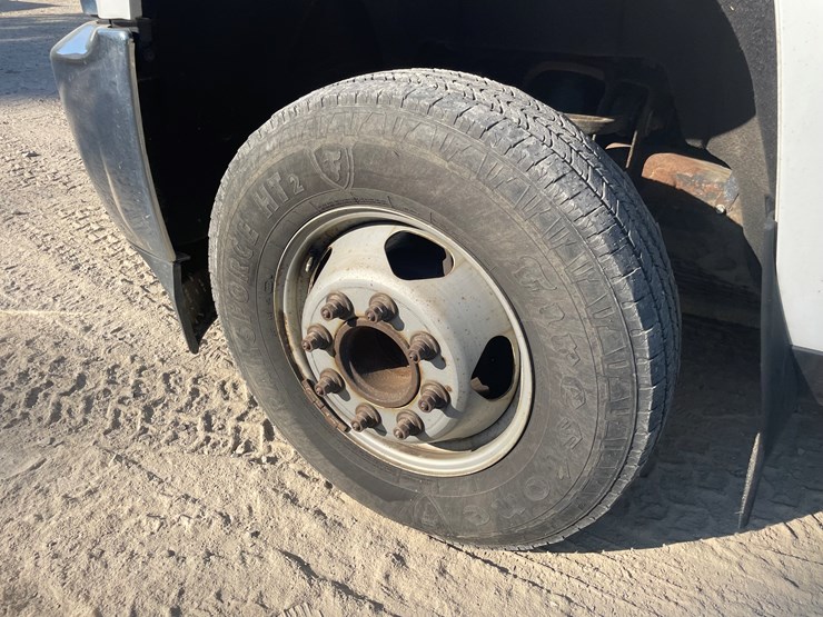 #1007-•-2017-chevy-3500-diesel-utility-truck,-(has-title)-image-10