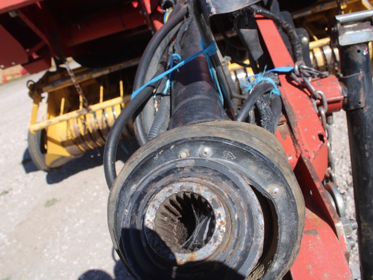 new-holland-br780-image-6