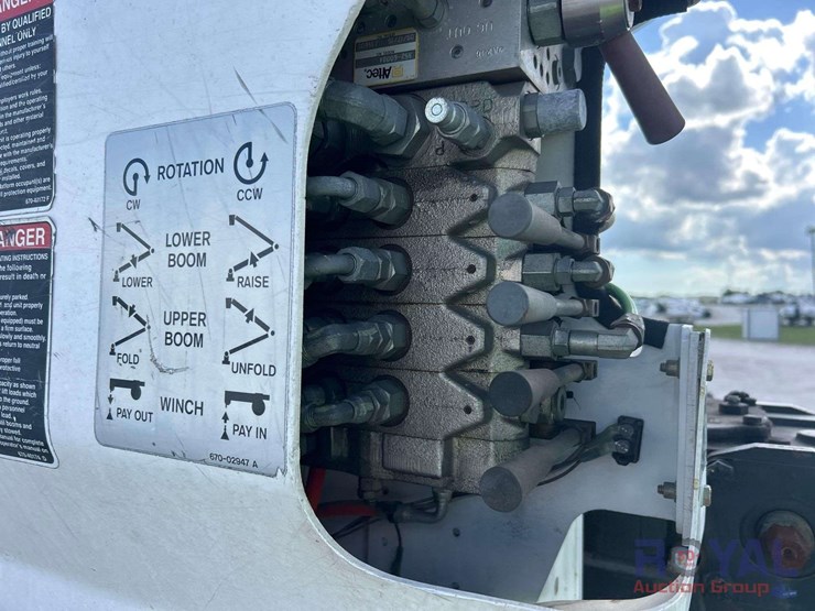 2016-freightliner-m2-106-altec-am50-50ft.-insulated-material-handling-bucket-truck-image-32