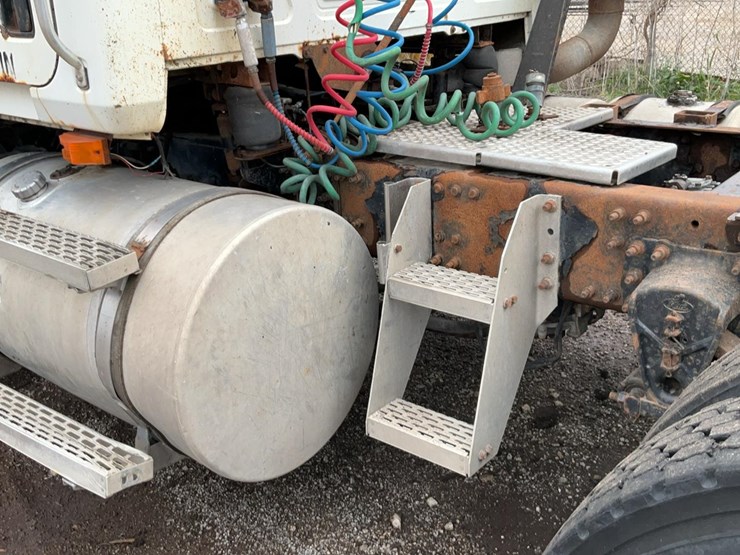 2004-mack-chn613-image-47