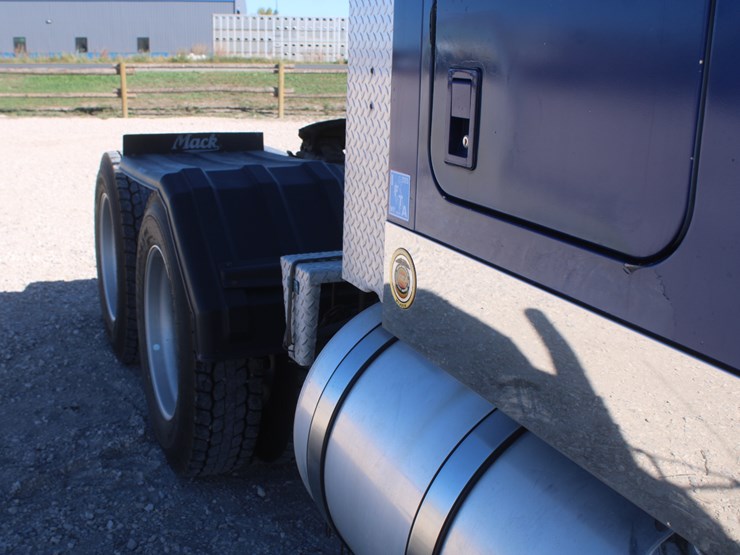 #2045-•-#2045--2013-mack-chu613-semi-tractor-image-28