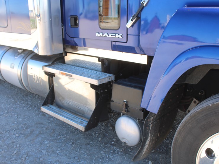 #2045-•-#2045--2013-mack-chu613-semi-tractor-image-30