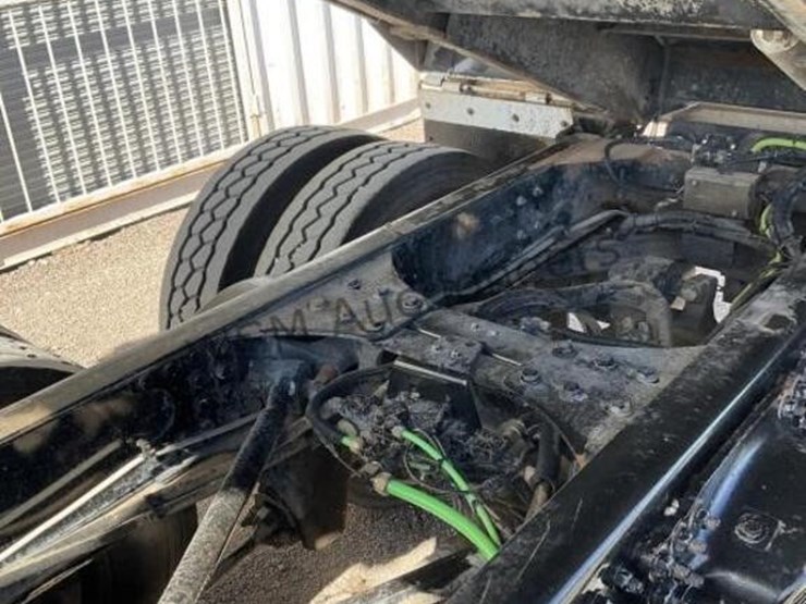 2003-freightliner-fl80-image-33