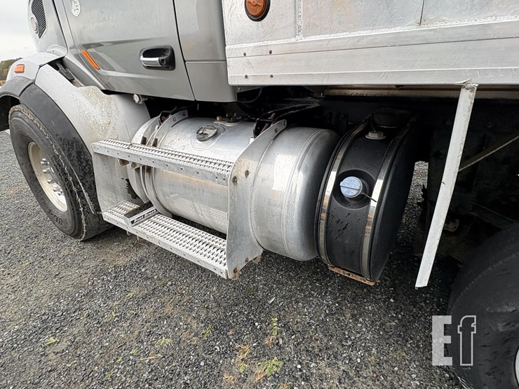 2015-peterbilt-567-image-22