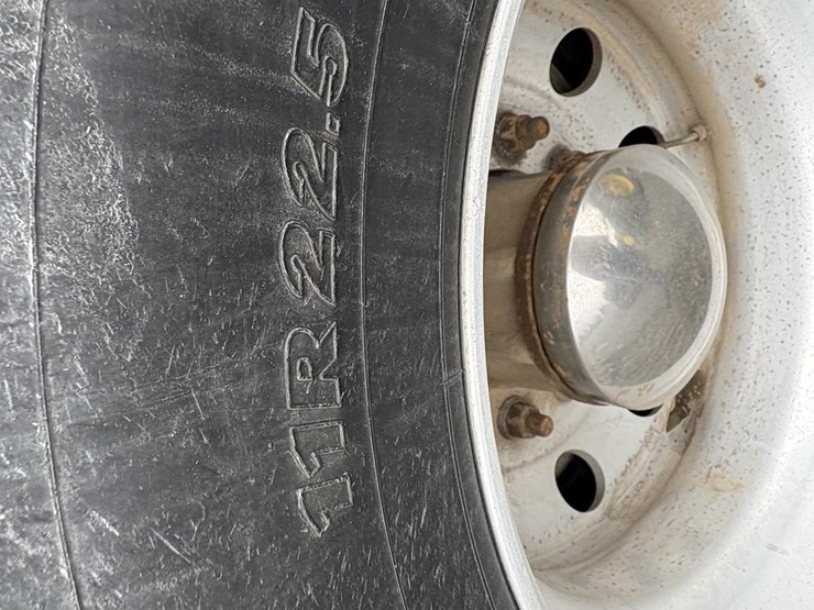 2015-peterbilt-567-image-14