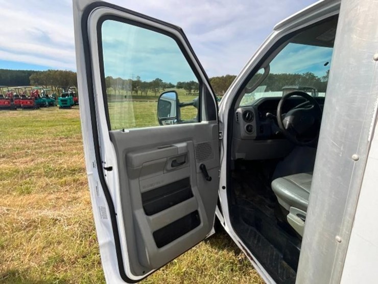 2014-ford-e350-image-32