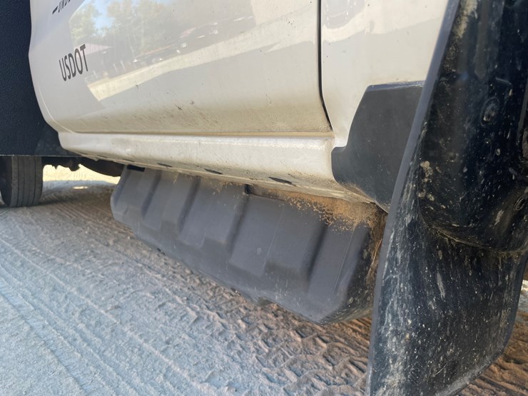 #1007-•-2017-chevy-3500-diesel-utility-truck,-(has-title)-image-14