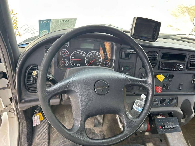 2018-freightliner-m2-106-lay-flat-roll-back-truck-image-14