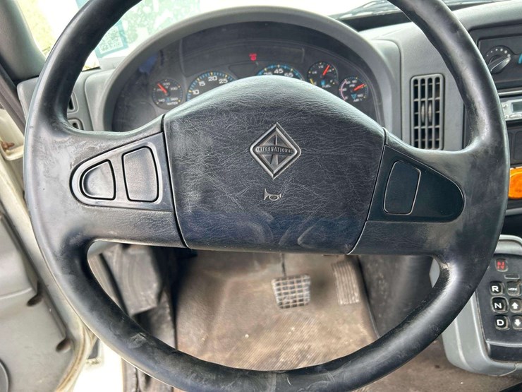 2003-international-7400-image-12