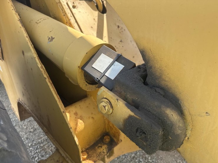 caterpillar-936-image-17