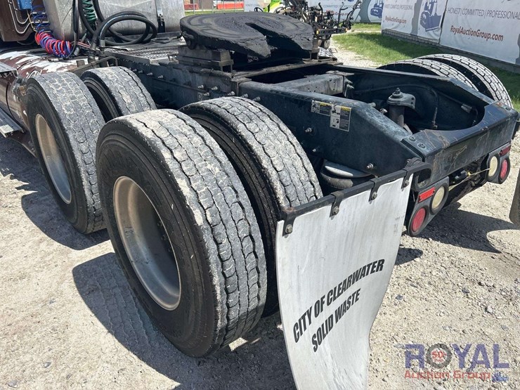 2014-peterbilt-384-image-14