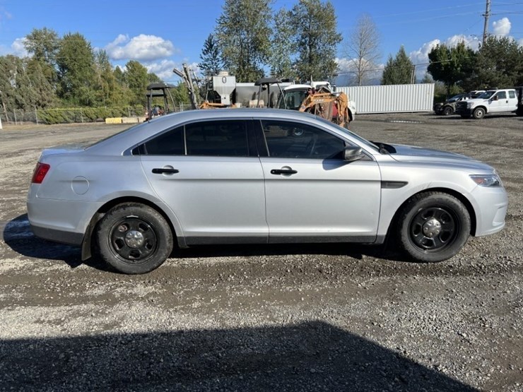 2017-ford-taurus-sedan-image-3