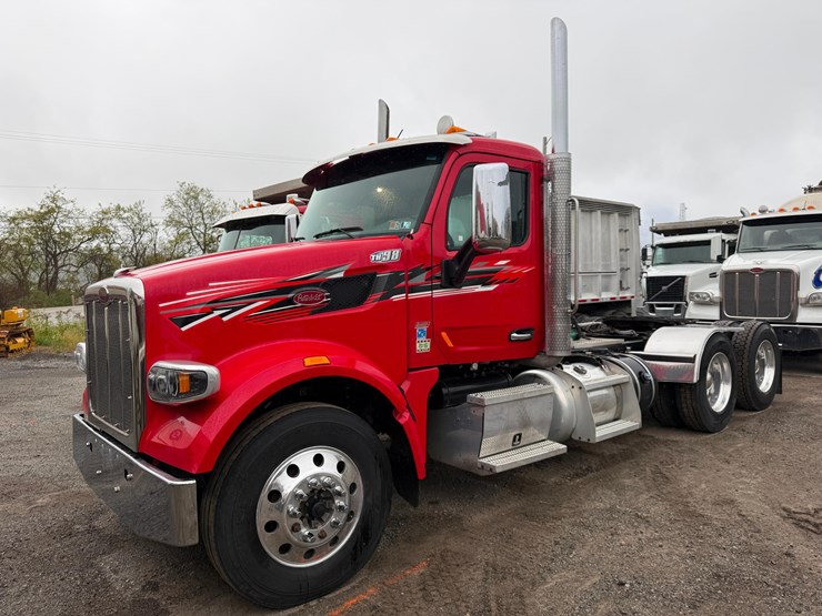 2017-peterbilt-567-image-1