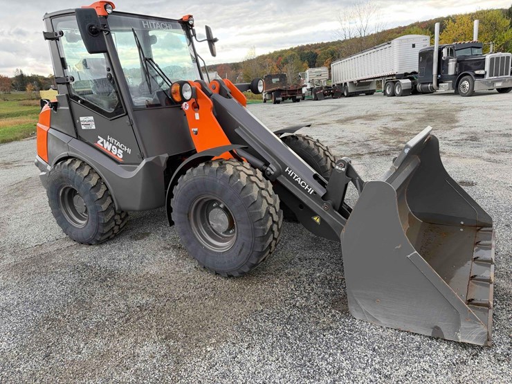 2023-hitachi-zw95-image-3