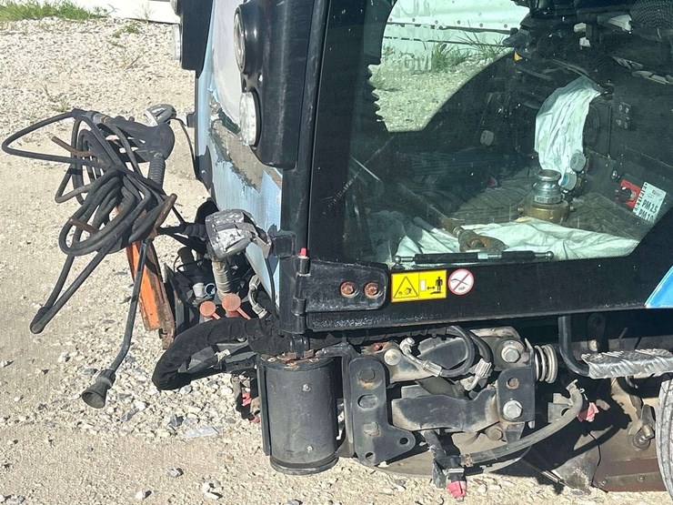 2020-mathieu-mc210-azura-flex-street-sweeper-image-7