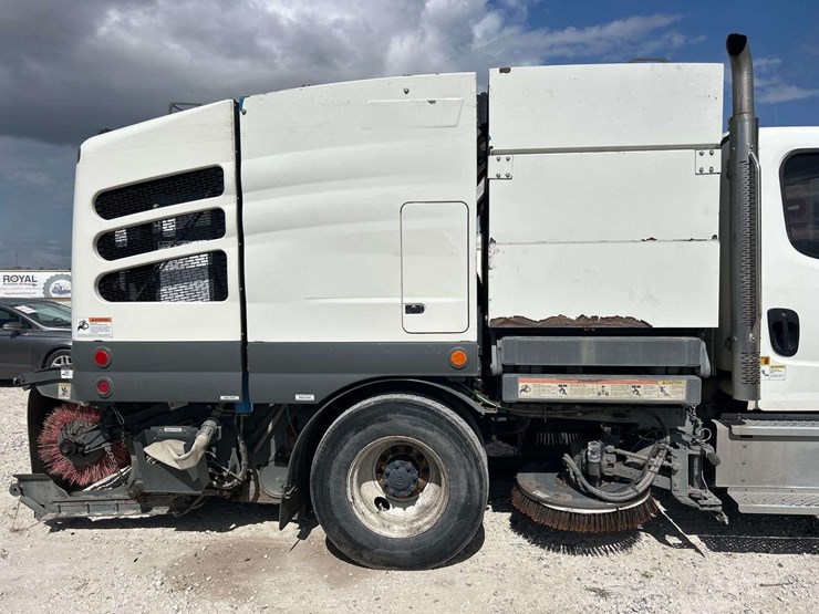 2020-freightliner-m2-106-elgin-eagle-series-4mf-street-sweeper-truck-image-28