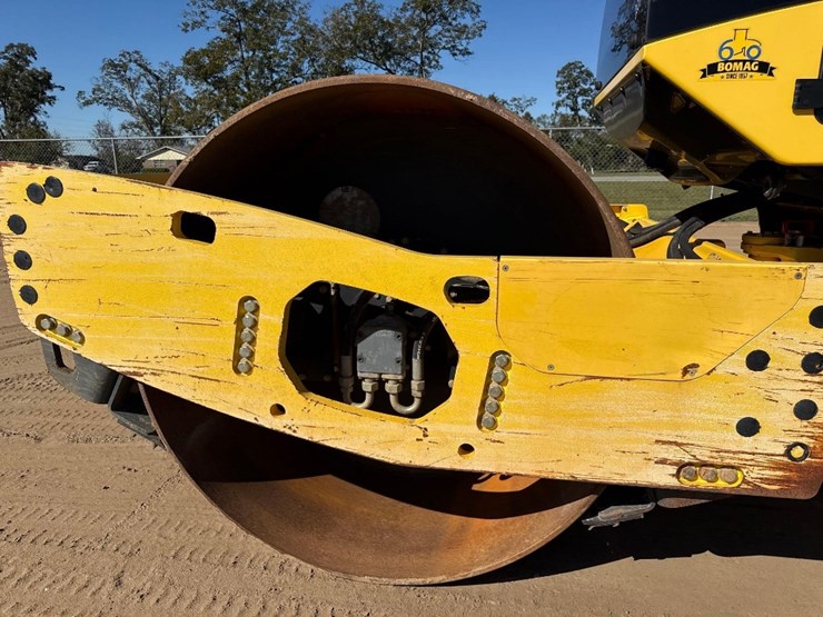 2017-bomag-bw211-image-10