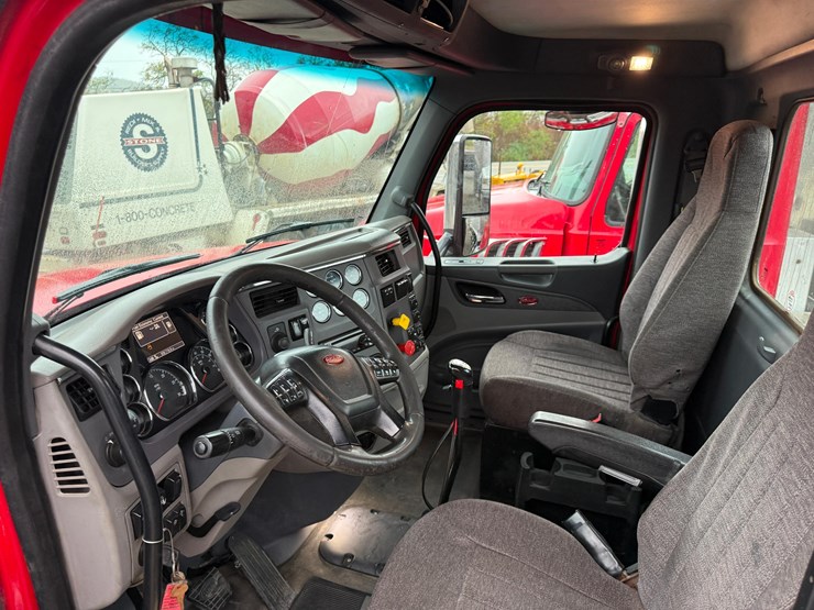 2017-peterbilt-567-image-12