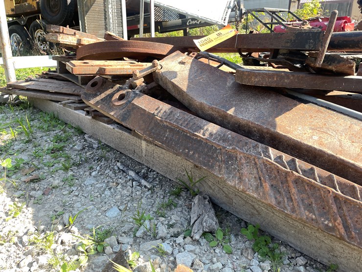 #1040-•-pallet-of-plow-parts-image-14