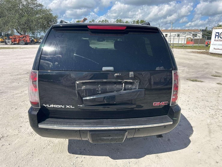 2013-gmc-yukon-denali-image-22