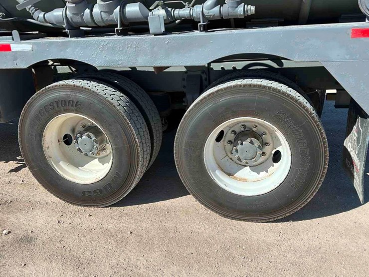 2015-peterbilt-348-image-5