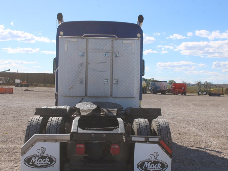 #2045-•-#2045--2013-mack-chu613-semi-tractor-image-8