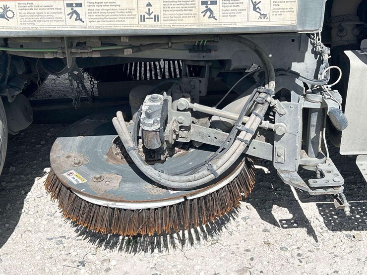 2020-freightliner-m2-106-elgin-eagle-series-4mf-street-sweeper-truck-image-27