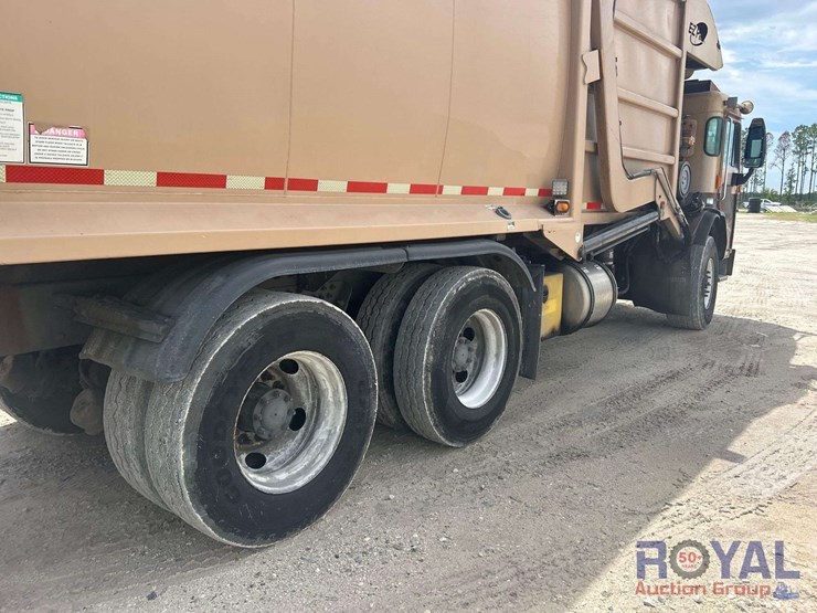 2015-peterbilt-320-image-11