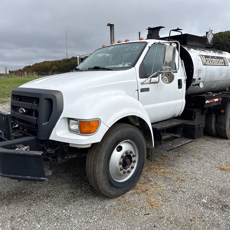 2004 FORD F750
