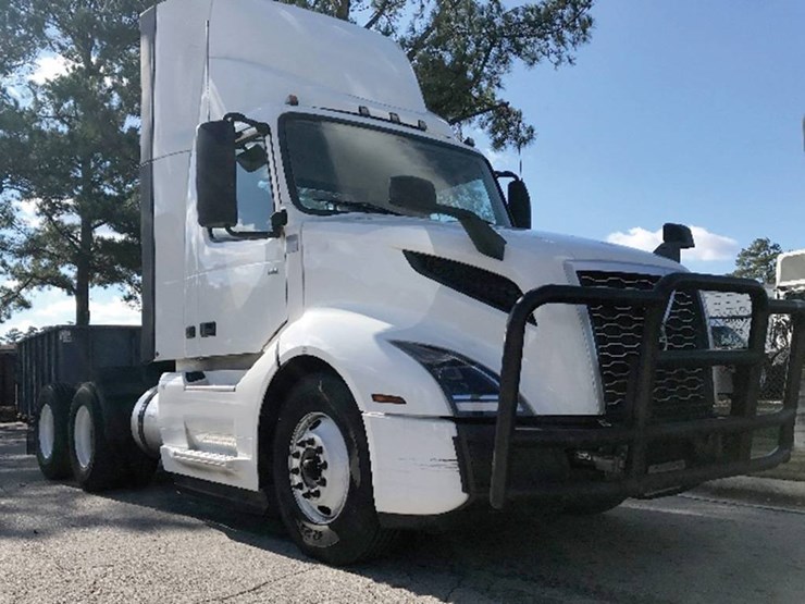 2019-volvo-vnl-300-image-1