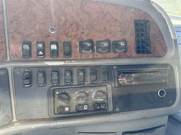 2005-peterbilt-387-image-23