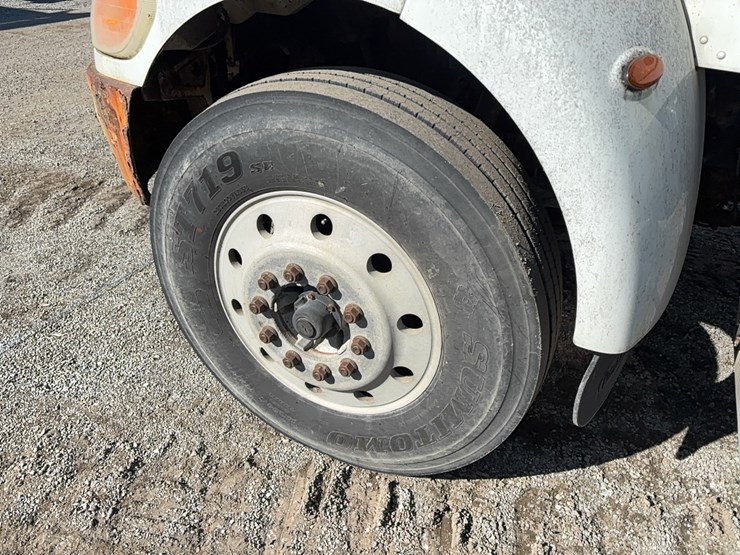 2014-peterbilt-330-image-22