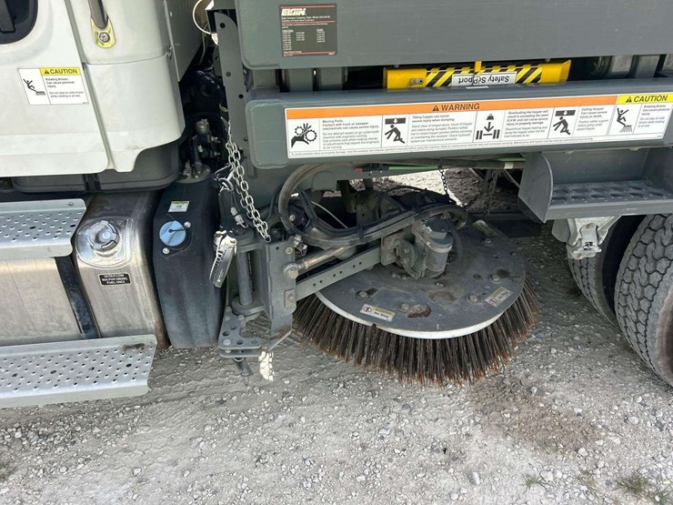 2020-freightliner-m2-106-elgin-eagle-series-4mf-street-sweeper-truck-image-22